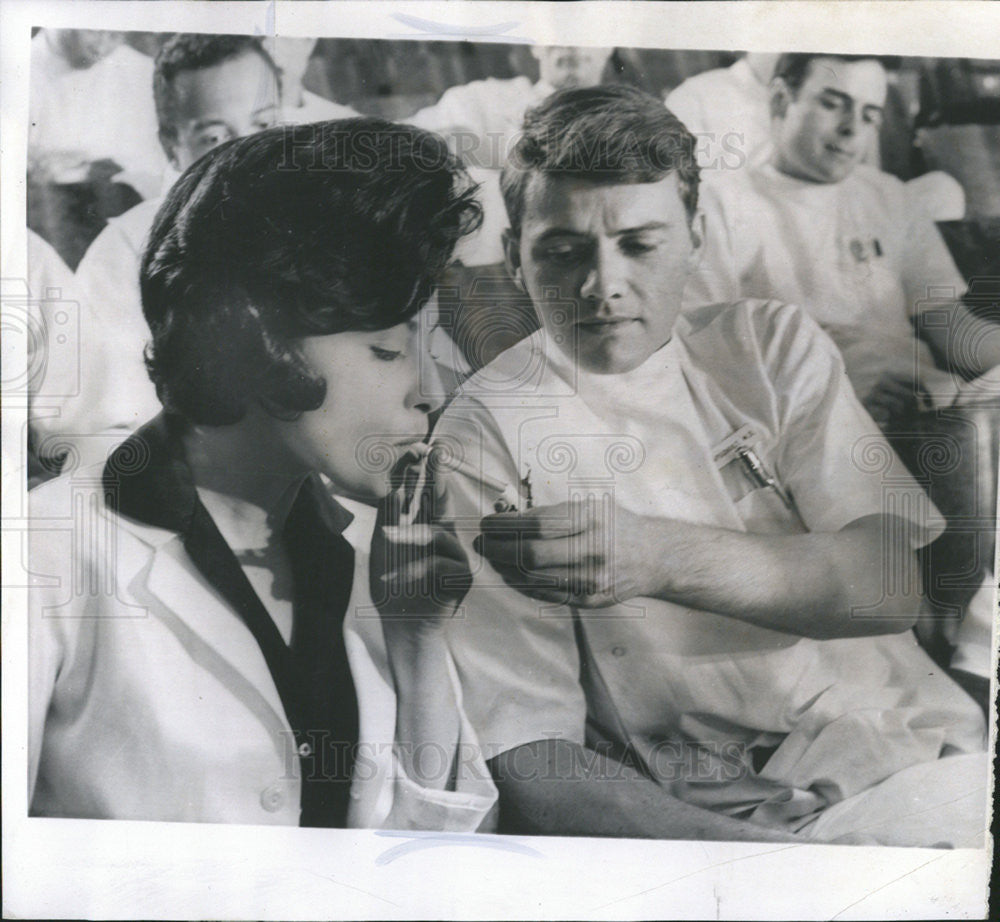 1961 Press Photo William Douglas  with Haya Harareet a scene from &quot;The Interns&quot; - Historic Images