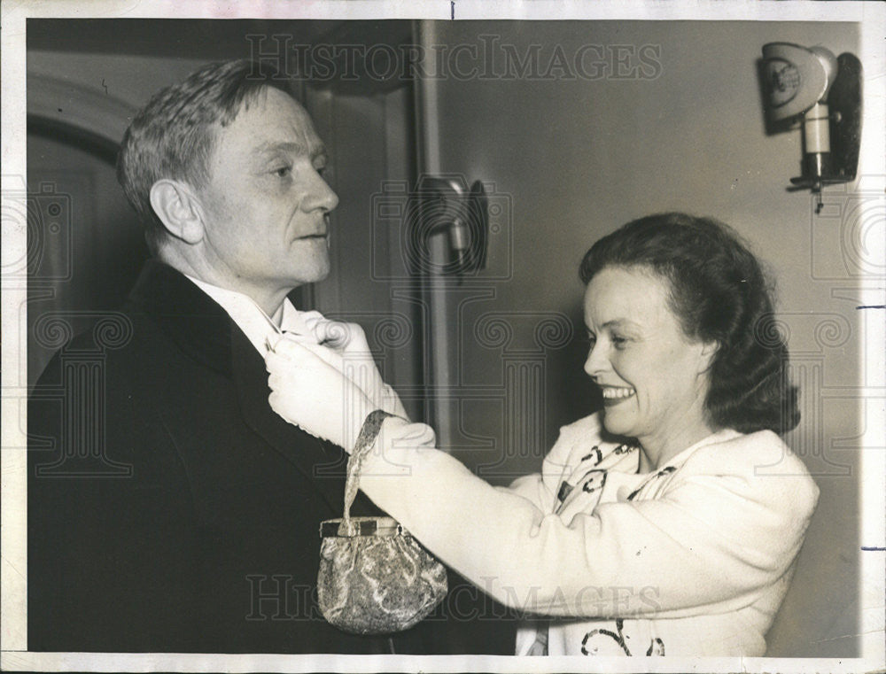 1981 Press Photo William Douglas assisted by his wife - Historic Images