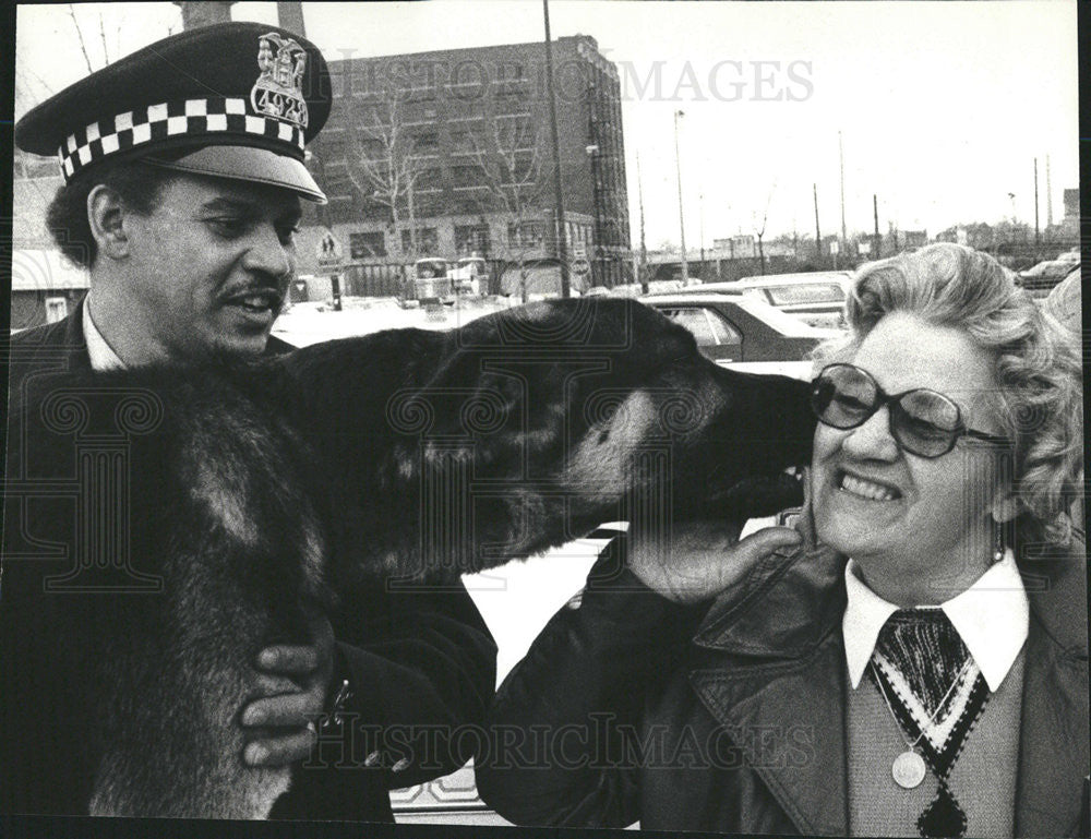 1977 Press Photo Police Dog Harras Kisses Former Owner Martha Krause - Historic Images