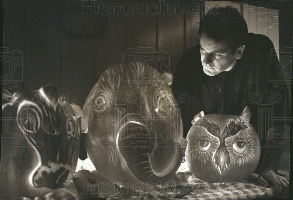 1990 Press Photo pumpkin carver Hugh McMahon animals vegetables Lincoln Park Zoo - Historic Images