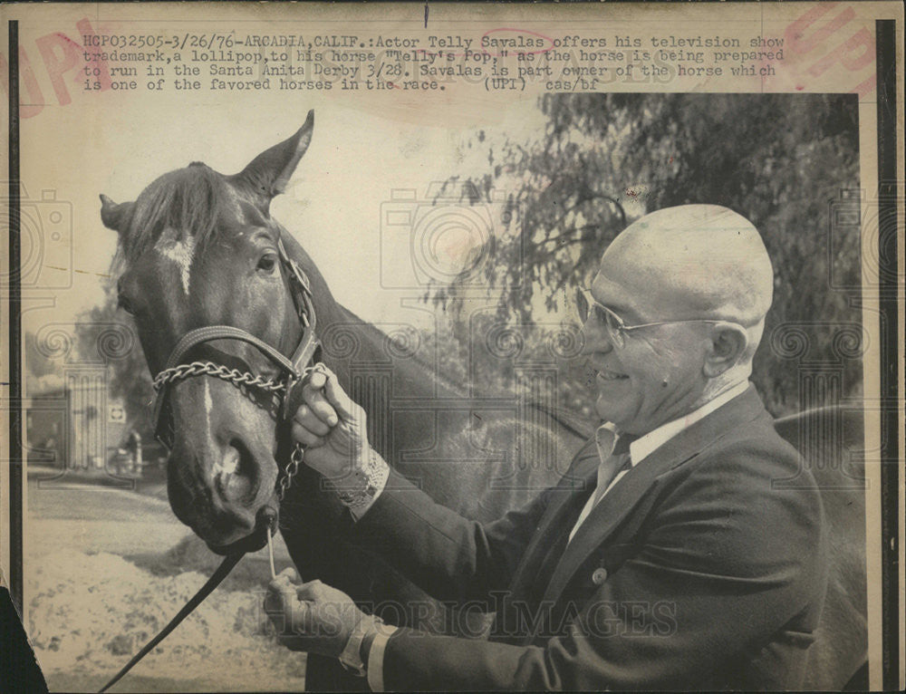 1976 Press Photo Actor Telly Savalas with horse Telly&#39;s Pop before race - Historic Images