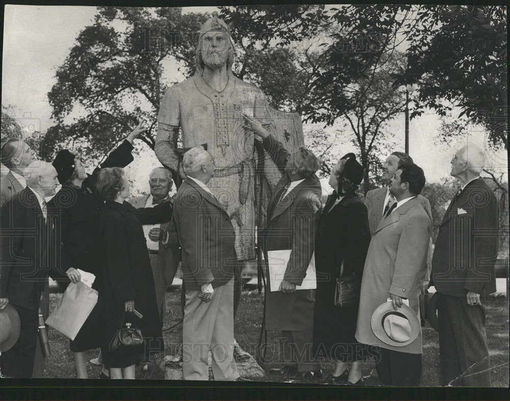 1950 Press Photo Leif Eriksen statue at Humbloldt Park moved to new location - Historic Images