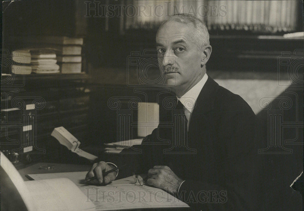 1925 Press Photo Hopewell Rodgers at his office - Historic Images