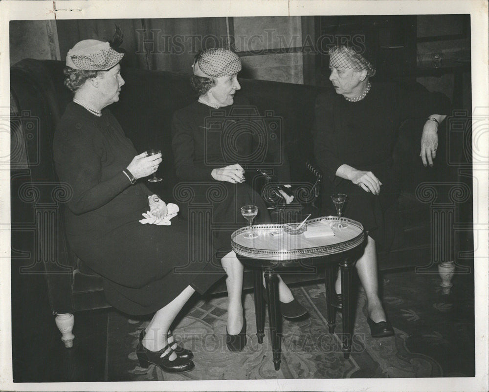 1949 Press Photo Mrs. Hopewell Rogers, Mrs. Nelson Barnes - Historic Images