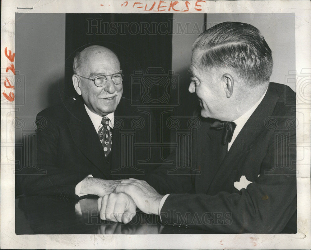 1953 Press Photo Pierre Henry Belin Du Pont Anti Trust Trial Recess Discussion - Historic Images