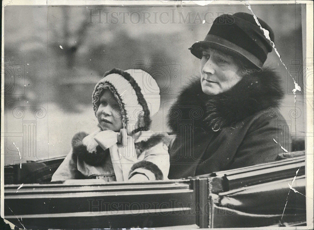 Undated Press Photo Princess Elizabeth and Her Daughter - Historic Images