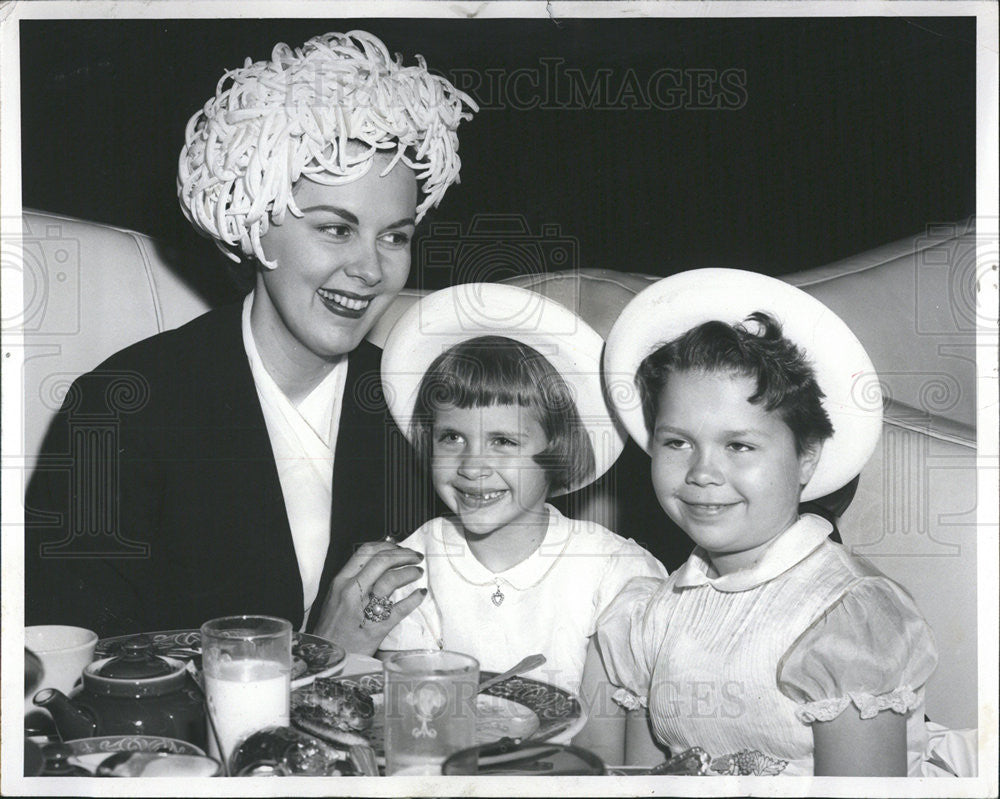 1958 Press Photo Judy &amp; Jan Goldbaltt wearing matching Bretons with their mother - Historic Images