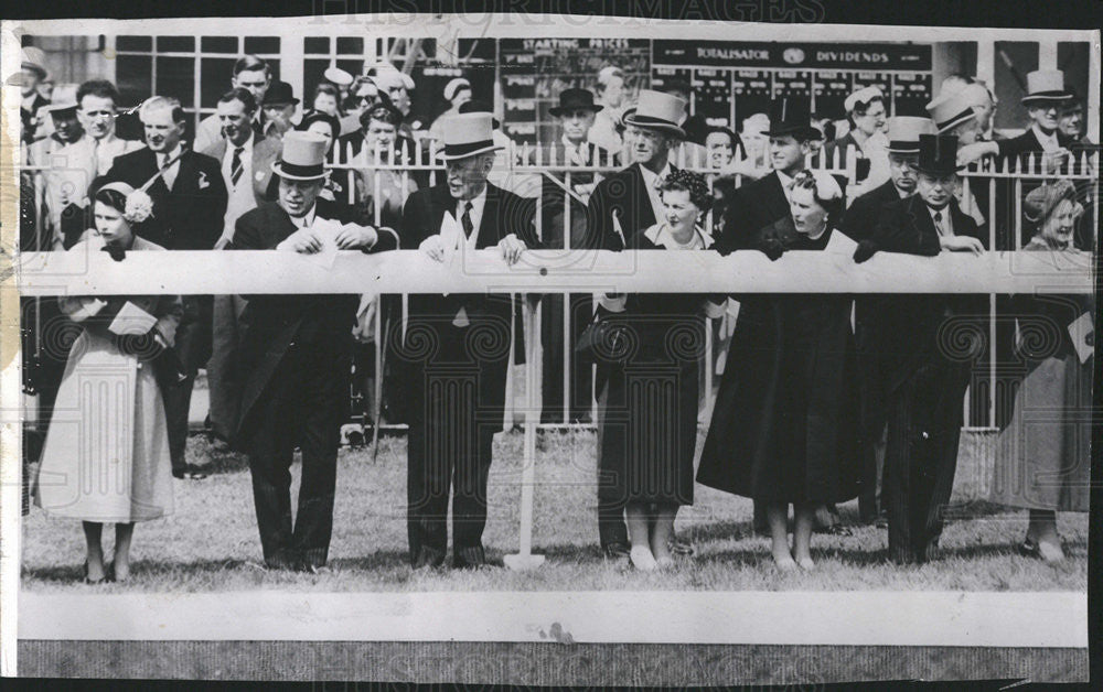 1957 Press Photo Queen Elizabeth Prince Philip race Epsom - Historic Images