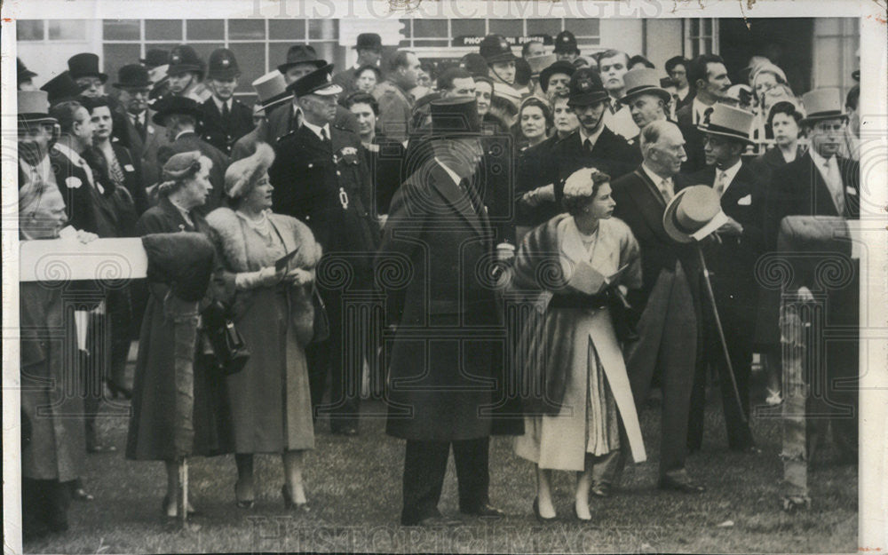 1956 Press Photo Queen Elizabeth II horse Landau Epsom Downs - Historic Images