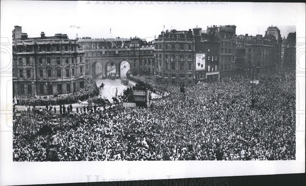 1947 Press Photo Princess Elizabeth King George VI Westminster Abbey crowd - Historic Images