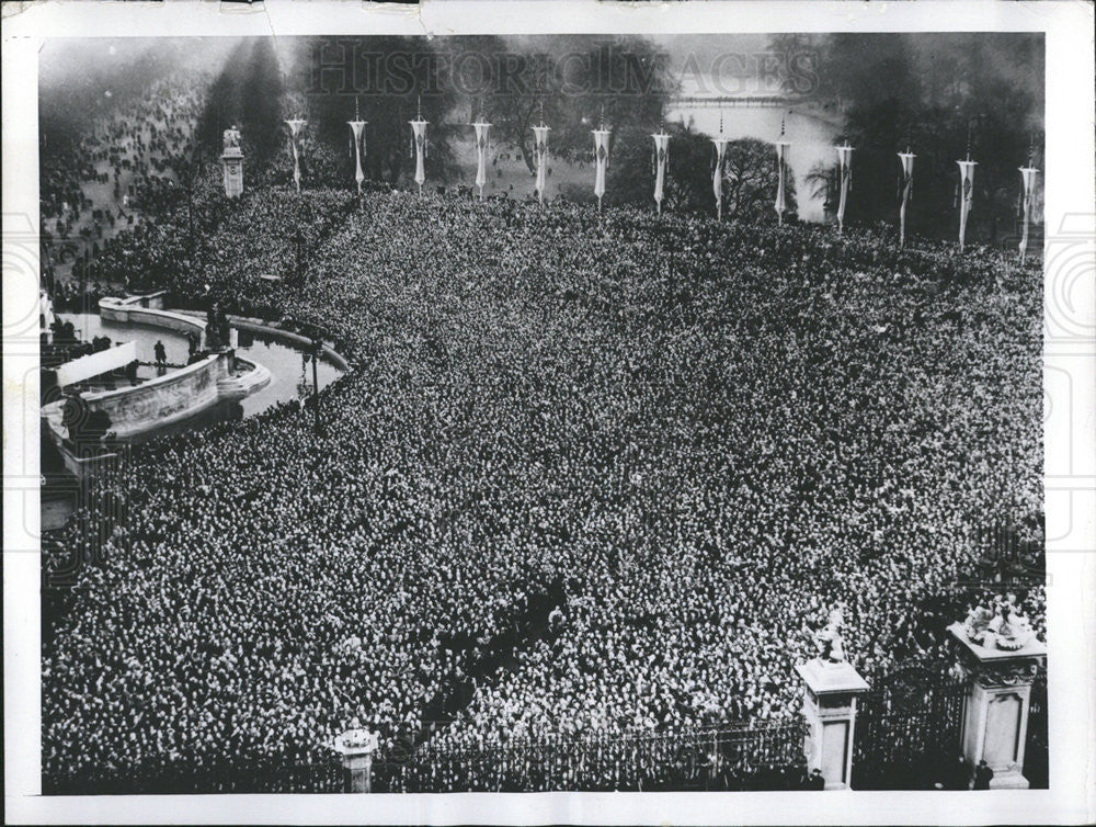 1947 Press Photo Thousands spectators Buckingham Palace Wedding ceremony - Historic Images