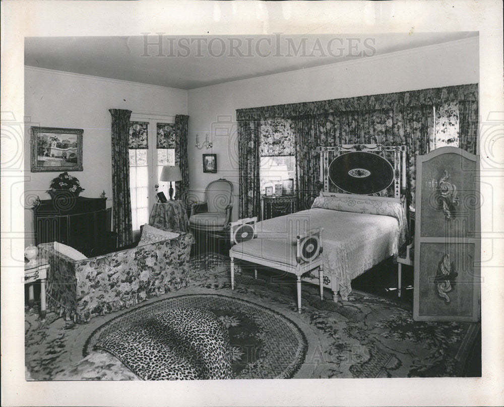 1953 Press Photo Mrs. Rodman&#39;s bedroom soft white walls ceiling fireplace French - Historic Images