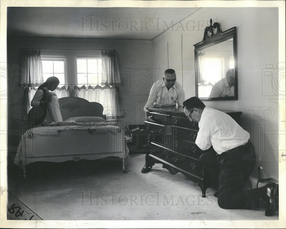 1964 Press Photo Sylvia Newitt, Making Bed, Bill Geidt Arrange bedroom furniture - Historic Images