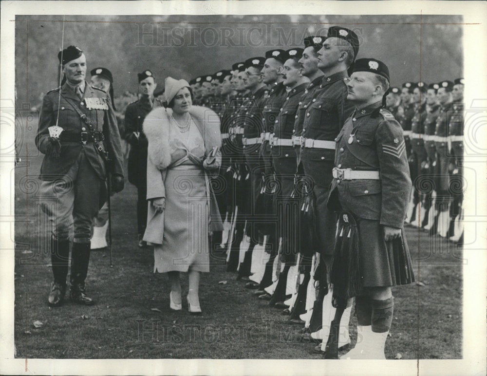 1937 Press Photo Queen Elizabeth London Scottish regiment inspection Palace - Historic Images