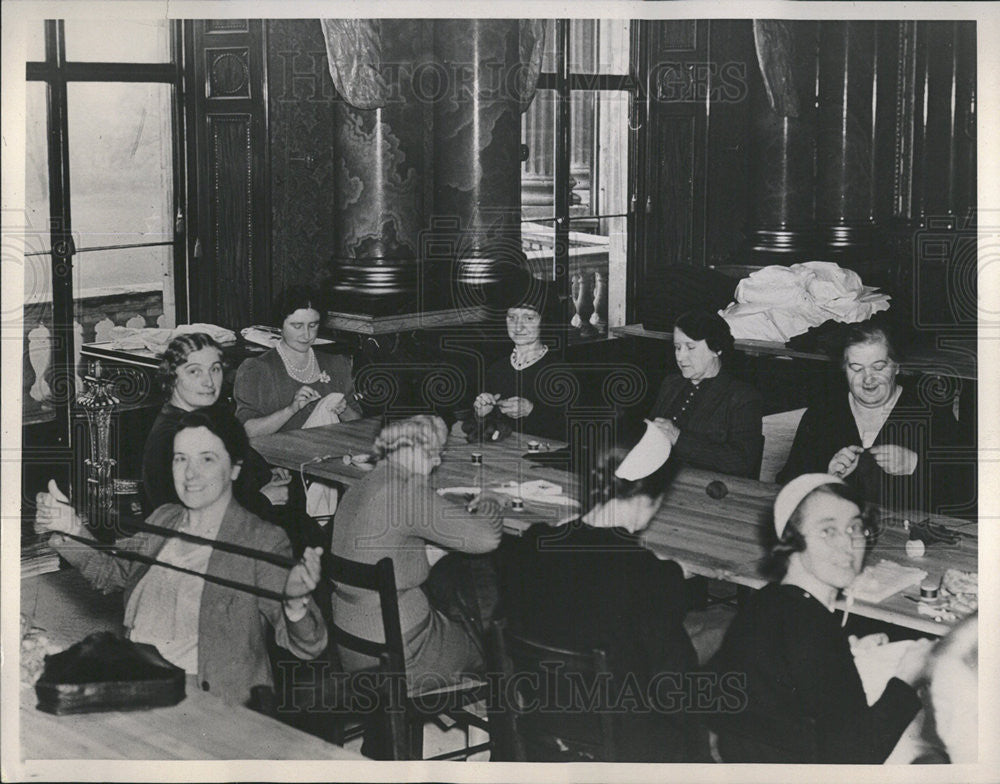 1939 Press Photo Queen Elizabeth Among the Working for the War Effort - Historic Images