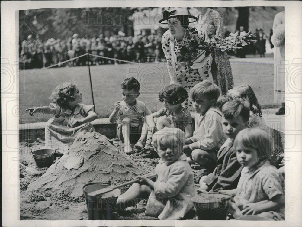 1936 Press Photo Duchess of York Opens a Playground at the Foundling Hospital - Historic Images