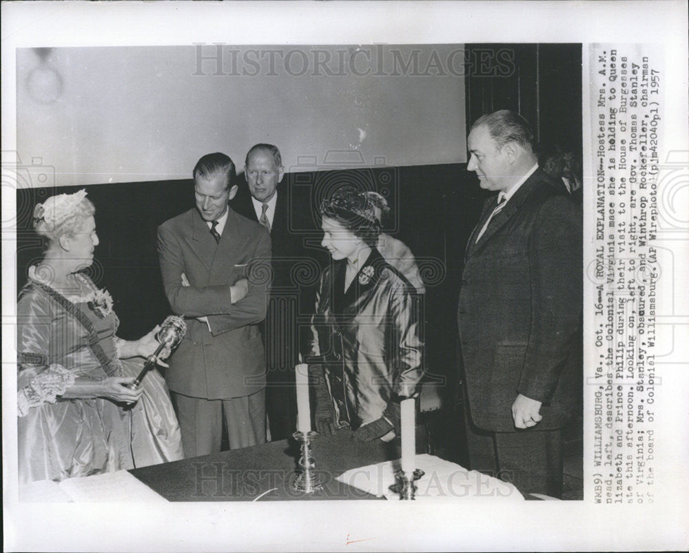1957 Press Photo Mrs AM Nead talks to Queen Elizabeth and Prince Philip - Historic Images