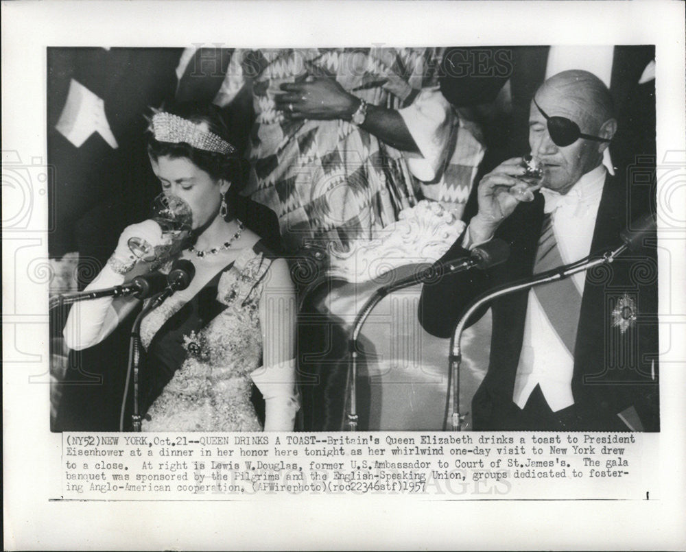 1957 Press Photo Queen Elizabeth President Eisenhower Lewis Douglas Dinner - Historic Images