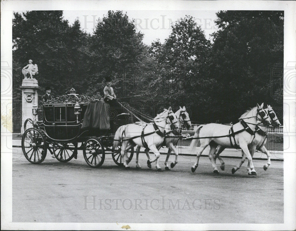 1947 Press Photo Glass Coach Princess Elizabeth Wedding Buckingham Palace - Historic Images