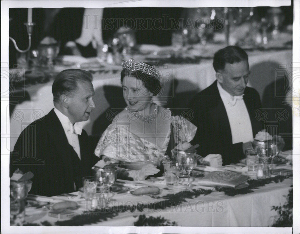 1945 Press Photo Queen Mother Elizabeth England Royalty - Historic Images