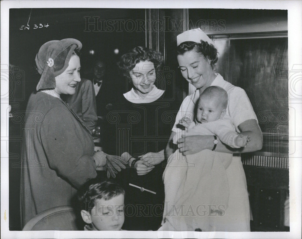 1954 Press Photo Queen Mother Elizabeth Visits Stewardess Vera Ranger. - Historic Images