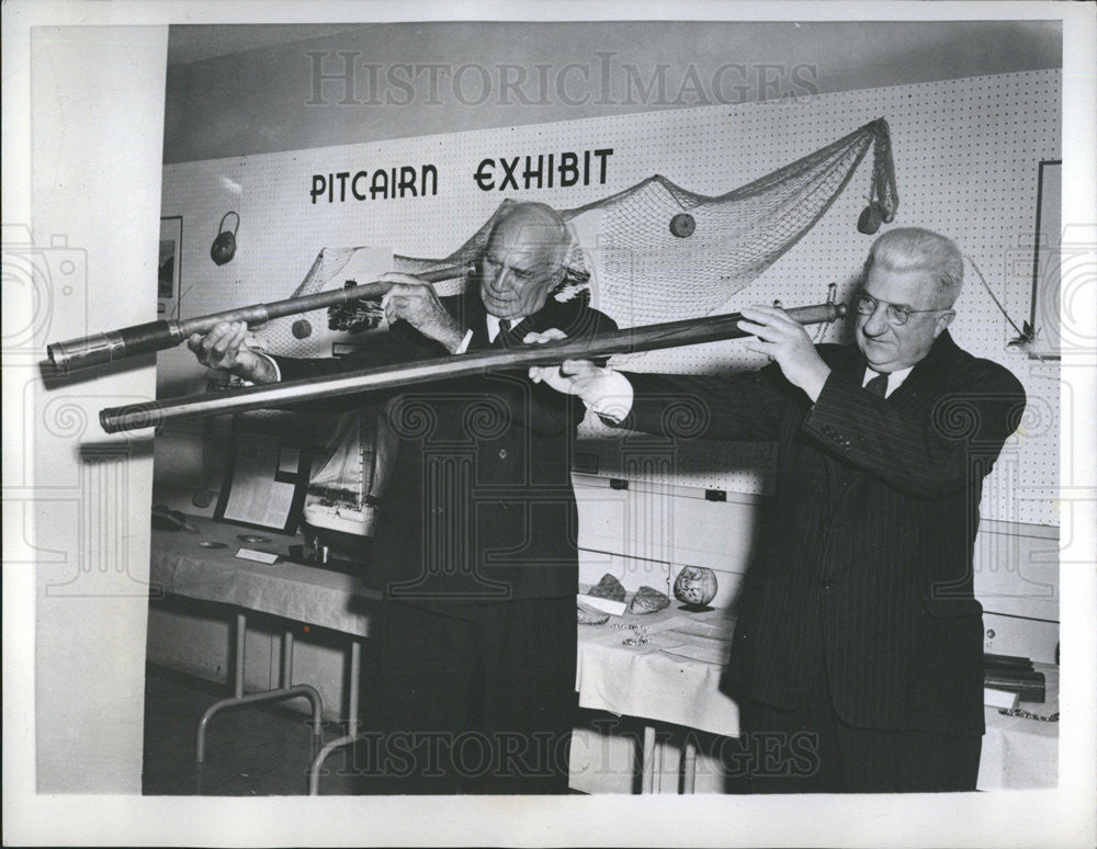 1958 Press Photo Parkin Christian,and Walter Bligh look through spyglasses - Historic Images