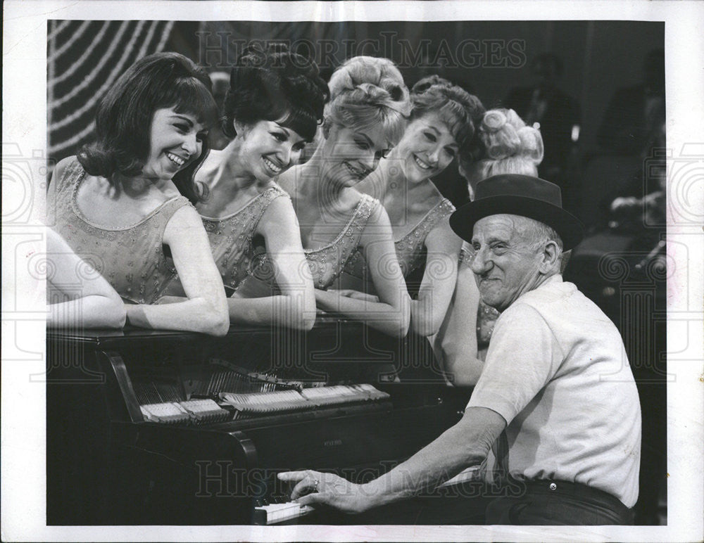 1980 Press Photo Piano Player Gets Girl Says Jimmy Durante &quot;The Ed Sullivan Show - Historic Images