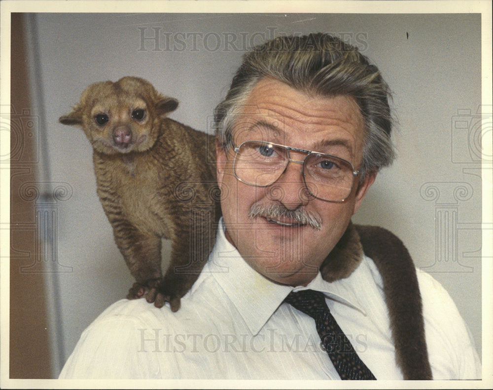 1990 Press Photo Clarance the Kinkajou Jumps Aboard Peter Pohollk - Historic Images