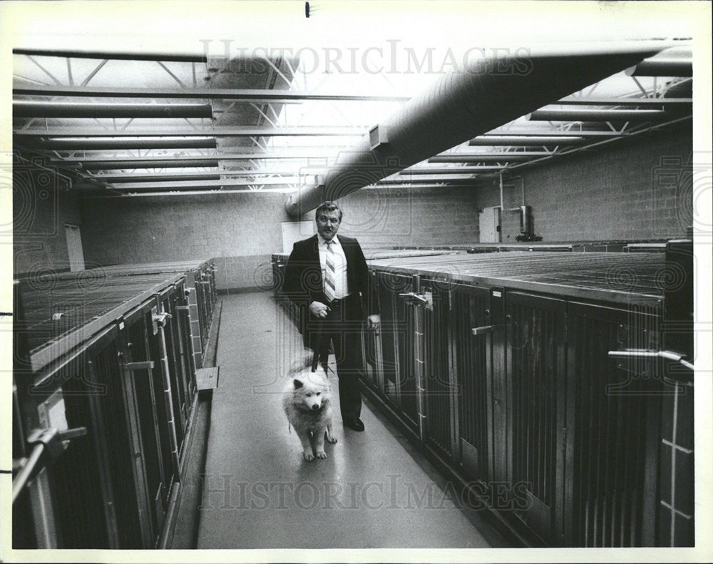 1984 Press Photo Peter P. Paholik Shows off the Pound&#39;s Pavillon Area - Historic Images