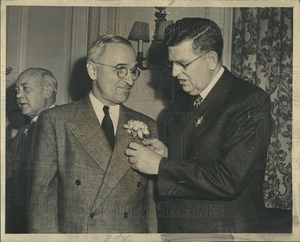 1945 Press Photo Mayor Kelly Pinning Vice President Harry Truman Irish party - Historic Images