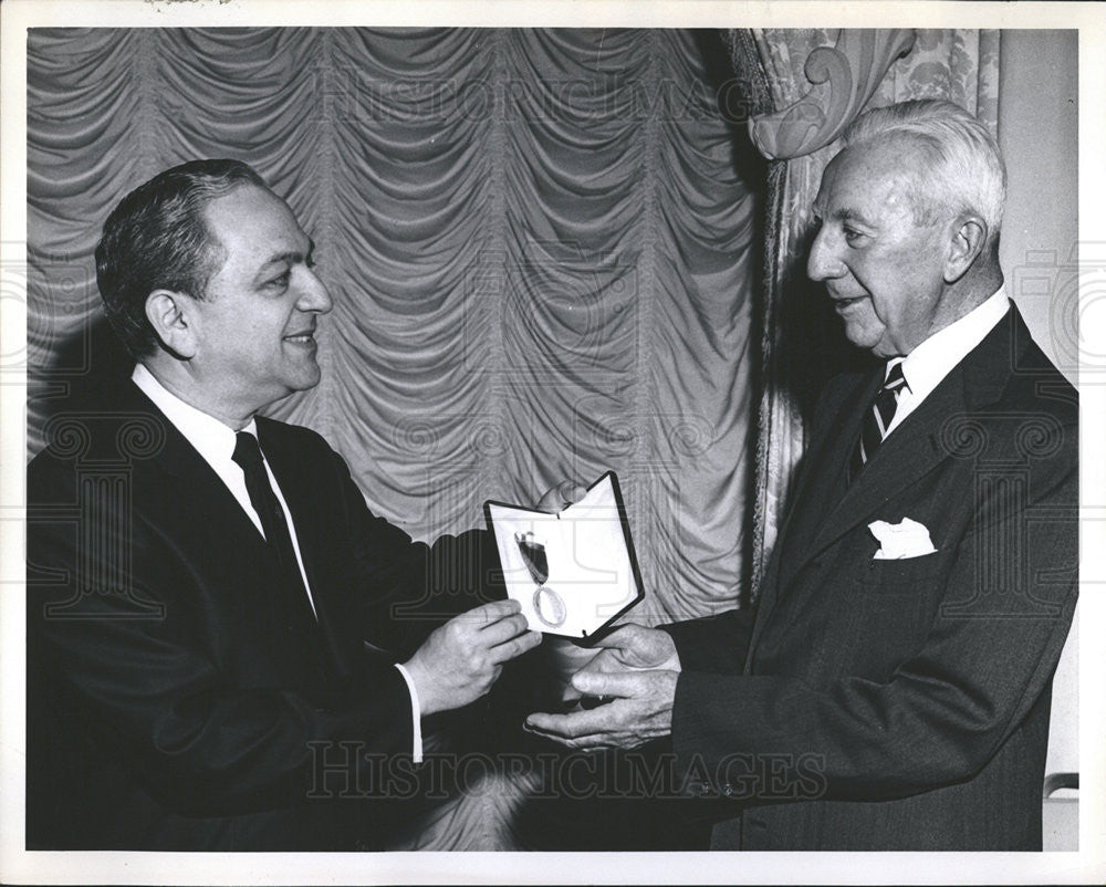 1968 Press Photo Dr. Barren Coopersmith present Barren Gold Medal Dr. John Rock - Historic Images