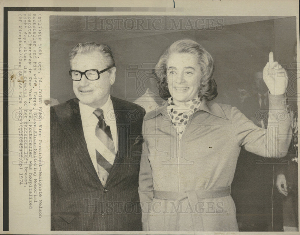 1974 Press Photo Vice President Nelson Rockefeller and his wife leave Hospital - Historic Images