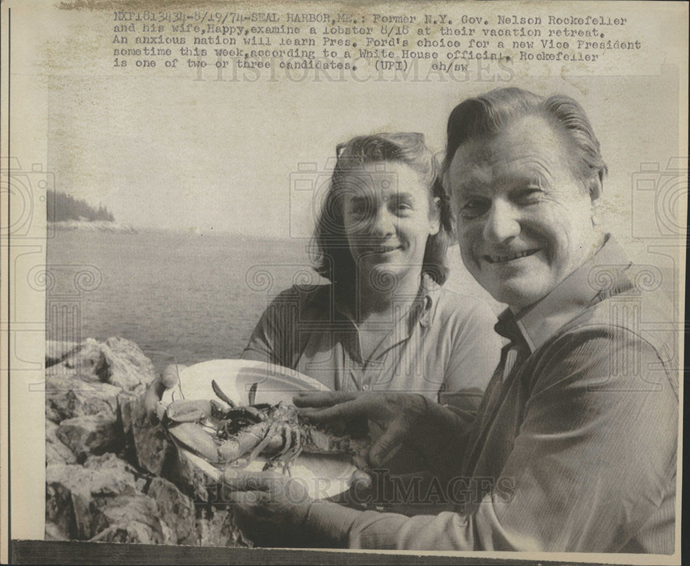 1974 Press Photo Former N.Y. Governor Nelson Rockefeller and his wife Happy - Historic Images