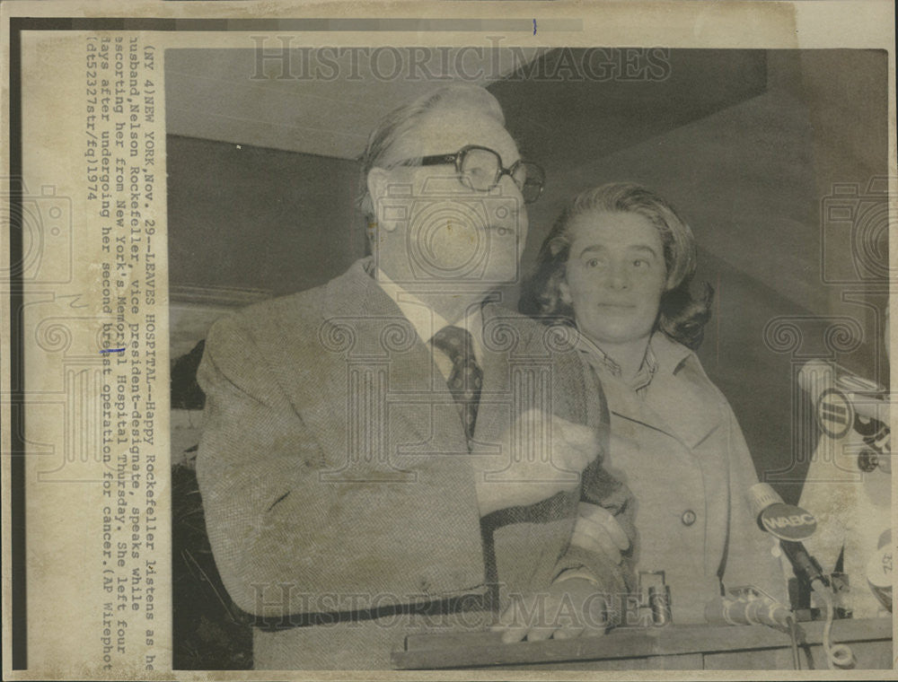 1974 Press Photo Mr &amp; Mrs Nelson Rockefeller Leaving the Hospital - Historic Images