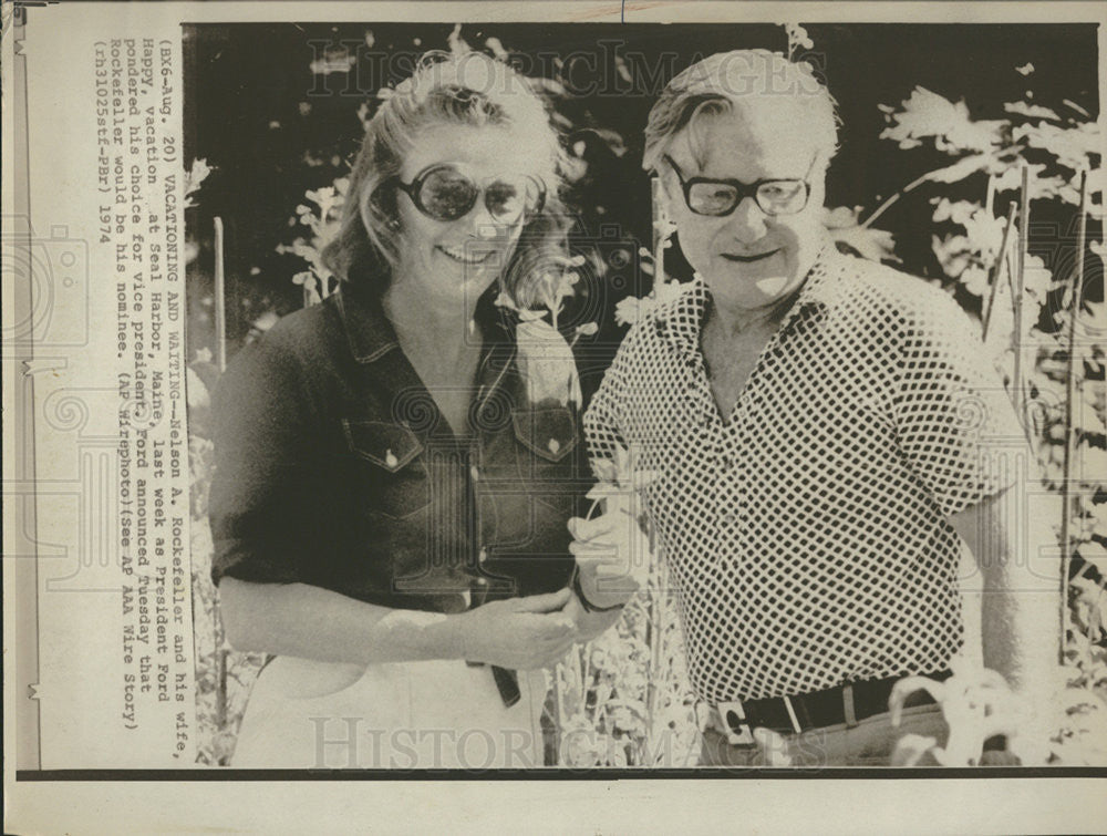 1974 Press Photo  Nelson Rockefeller with wife Happy at Seal Harbor Maine - Historic Images