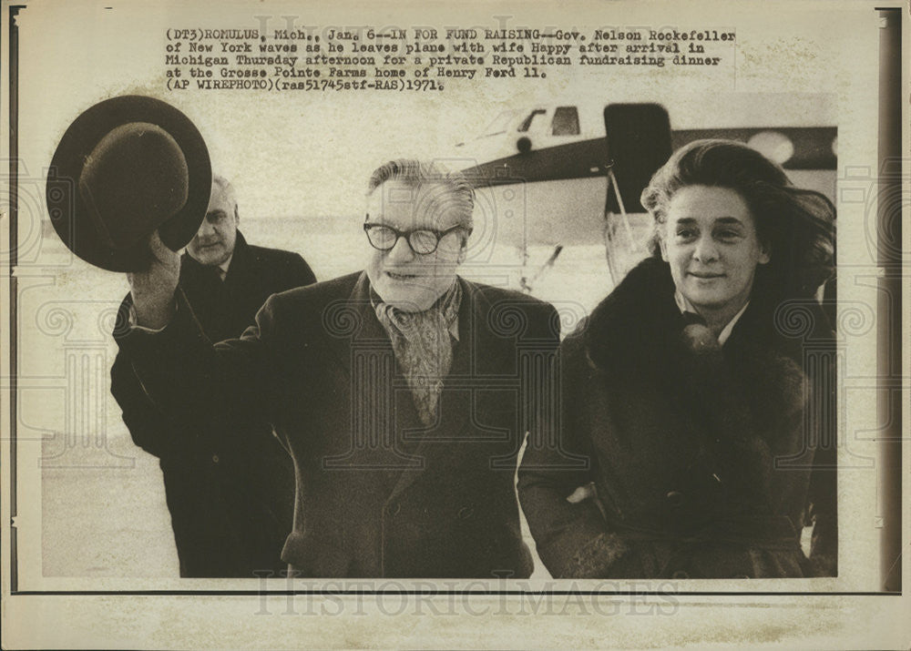 1971 Press Photo  Gov Nelson Rockefeller with wife Happy Arriving in Michigan - Historic Images