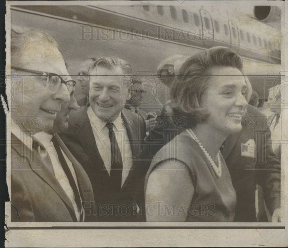 1968 Press Photo New York Governor Nelson Rockefeller Wife Happy Miami Airport - Historic Images