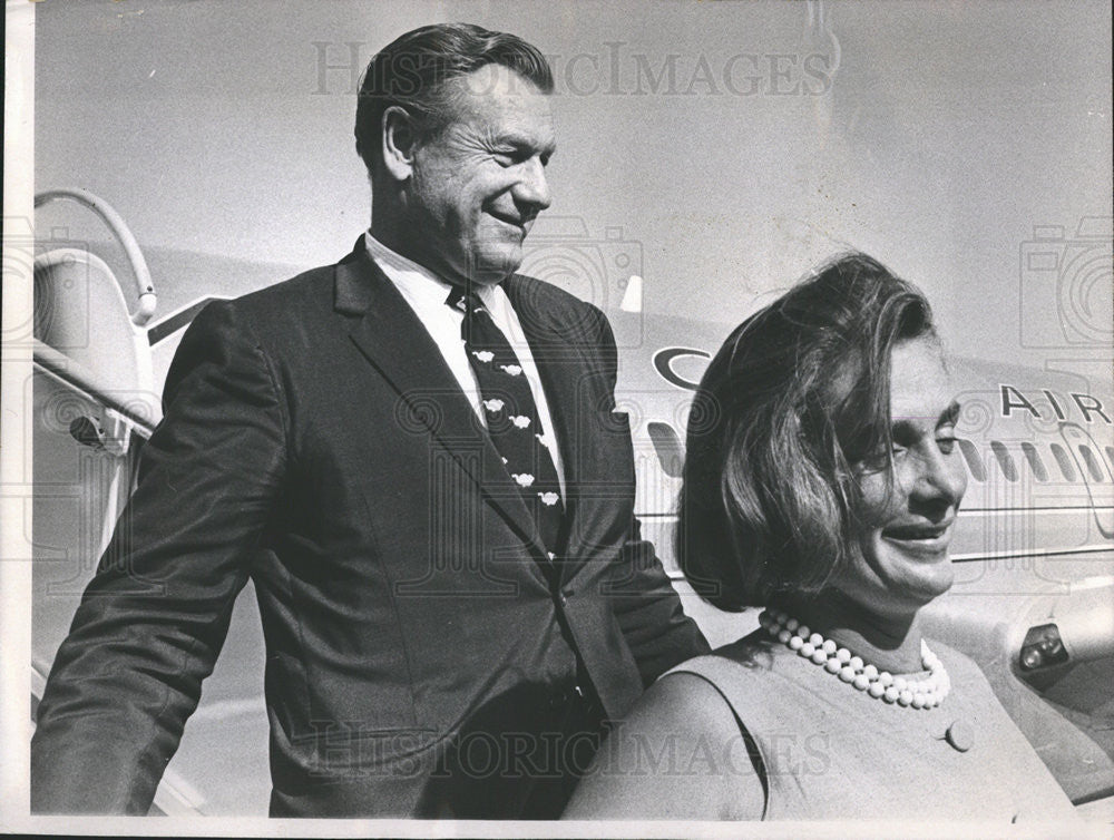 1968 Press Photo New York Governor Nelson Rockefeller Wife Happy Midway Airport - Historic Images