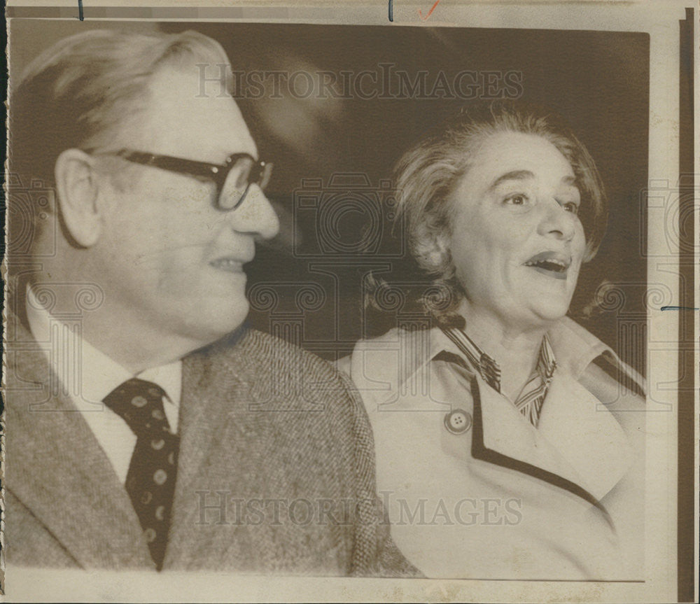 1974 Press Photo Happy Rockefeller Her Husband Nelson Rocks - Historic Images