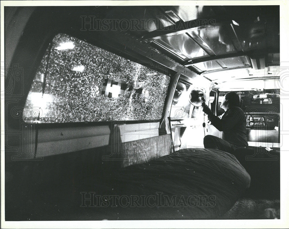 1984 Press Photo Police Looking at an and Rest Area where a Murder Occurred - Historic Images