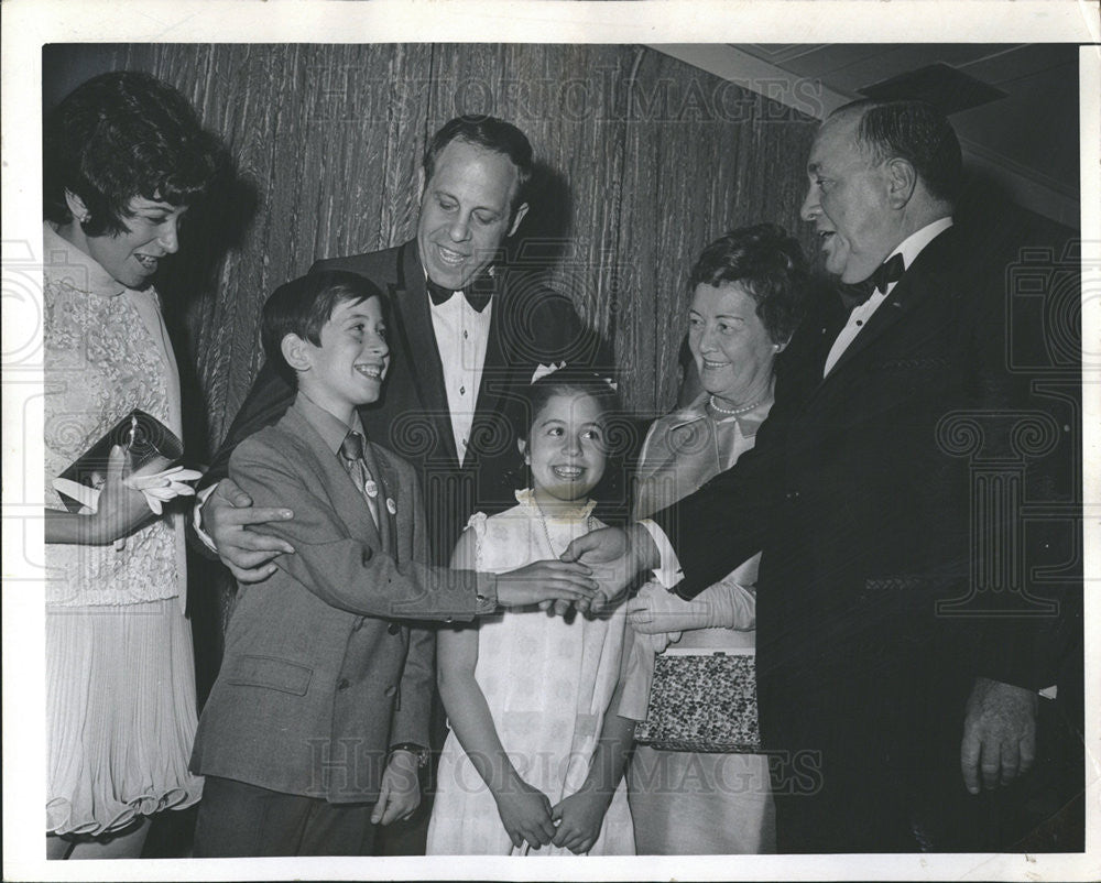 1970 Press Photo Steven Elrod Shaking Hands with Mayor Daley - Historic Images