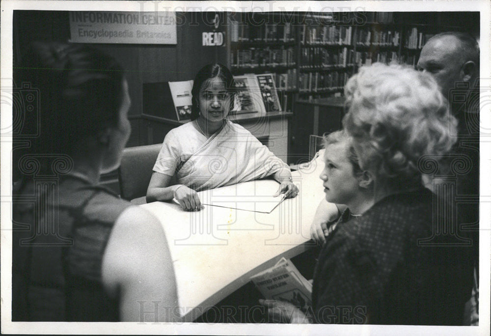 1965 Press Photo Mrs. Indrani Embar Editorial Research Librarian - Historic Images