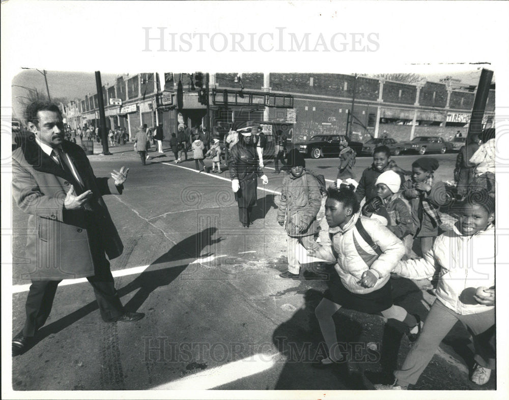 1988 Press Photo Leo Ellis Principal of Anthony Overton Elementary School - Historic Images