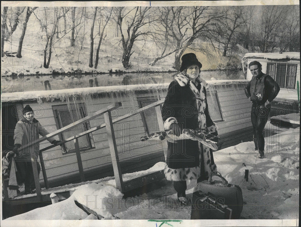 1973 Press Photo Nancy Emig Houseboat Owner James Sullivan Scuba Diver Pat - Historic Images