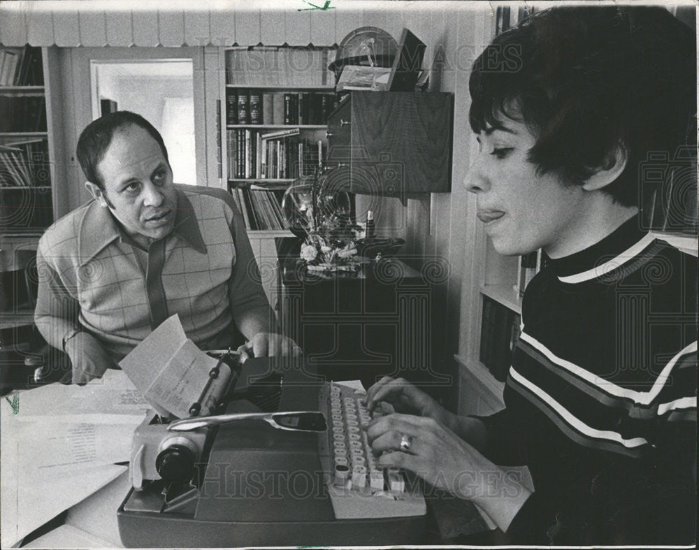 1970 Press Photo Dick Elrod And Wife Marilyn Work Cook County Sheriff Campaign - Historic Images