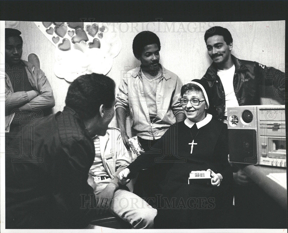 1983 Press Photo Sister Antonelle Chunka Local Youth St. Michael&#39;s Church Jersey - Historic Images