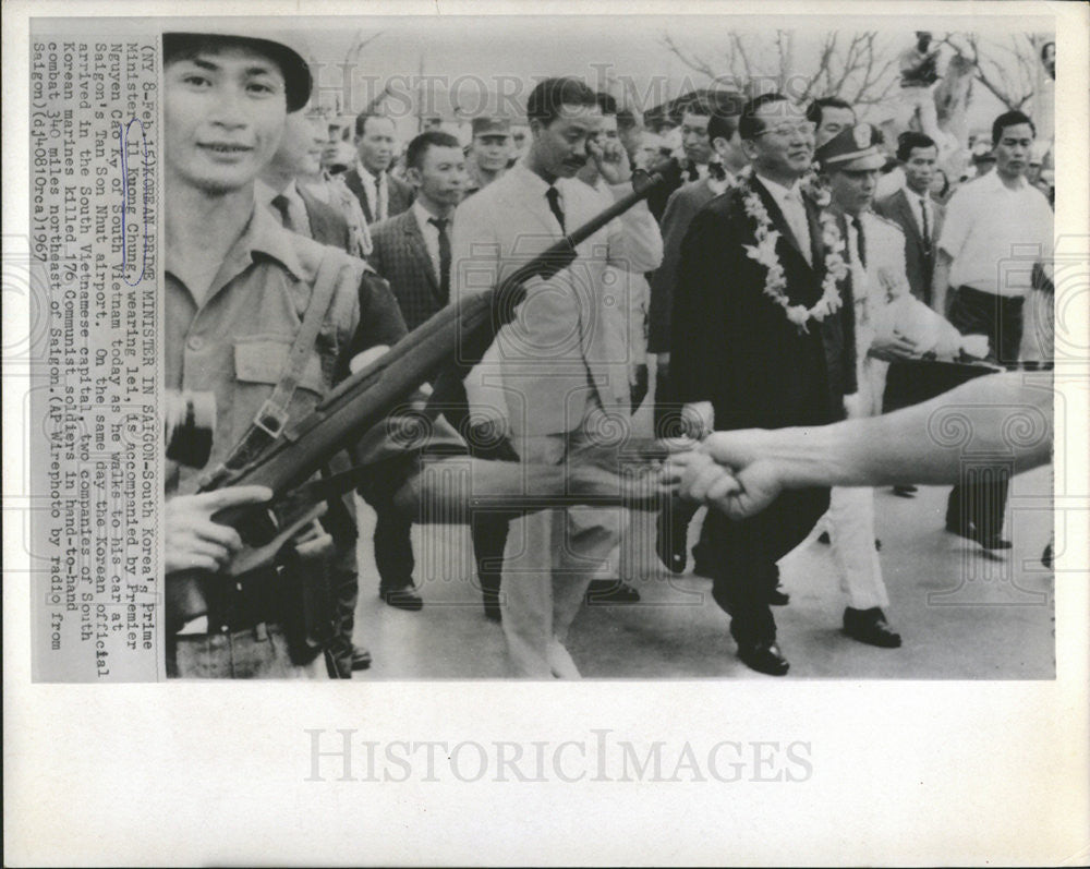 1967 Press Photo South Korean Prime Minister Il Kuong Chung Walks To Car - Historic Images