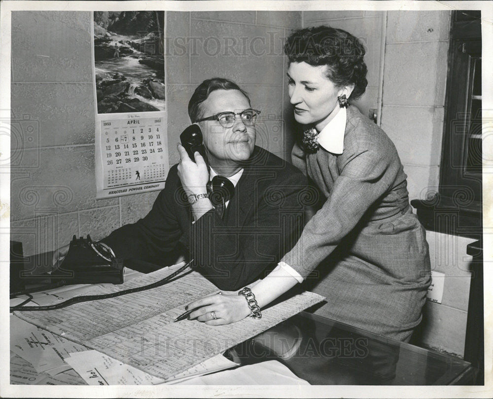 1953 Press Photo Mr Mrs J Russell Christianson of Oak Park Election Results - Historic Images