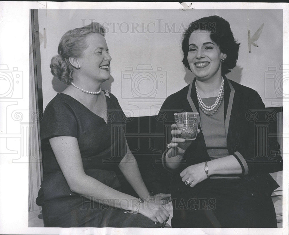 1962 Press Photo Graziella Polacco talks with Mrs. Darius Franche III - Historic Images