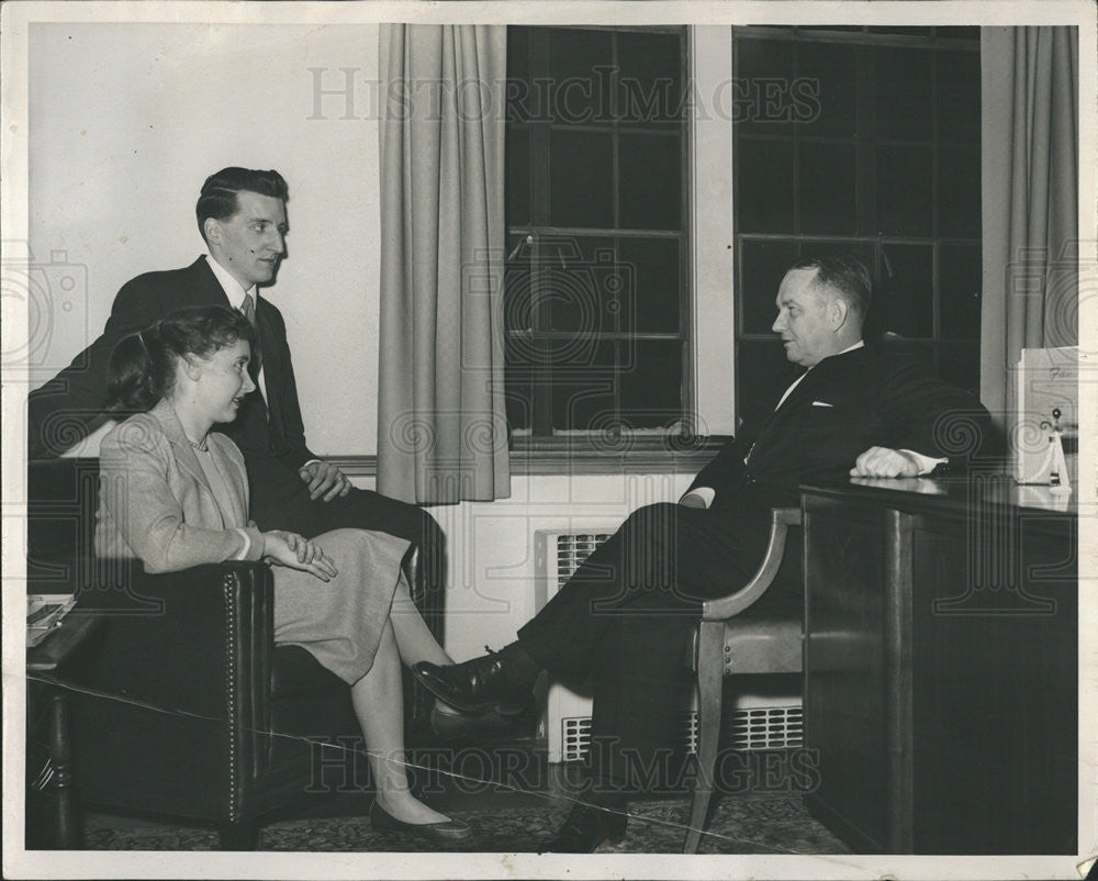 1954 Press Photo James C. McLeod Northwestern Dean Of Students Gives Advice - Historic Images